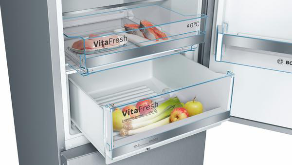 Eine Kühlschublade mit Obst und Gemüse ist geöffnet.