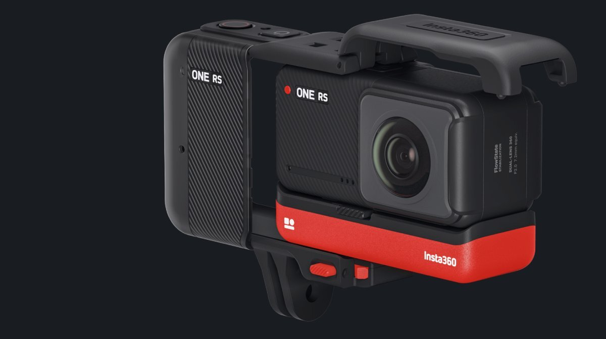 Czarno-czerwona kamera sportowa Insta360 ONE RS na ciemnym tle.