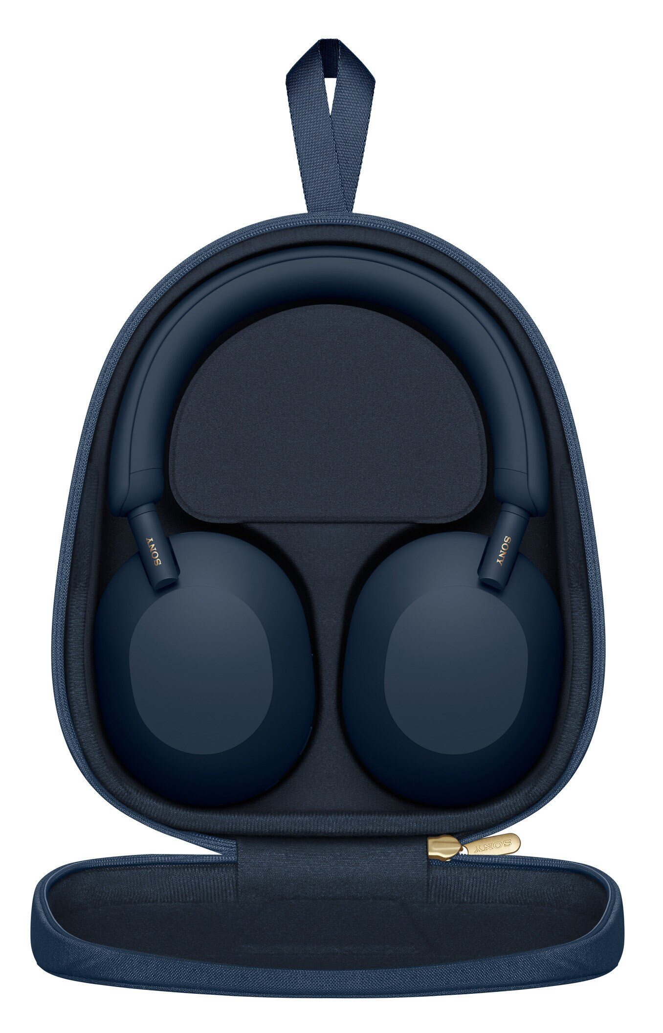 Niebieskie słuchawki w ciemnoniebieskim etui, na białym tle.