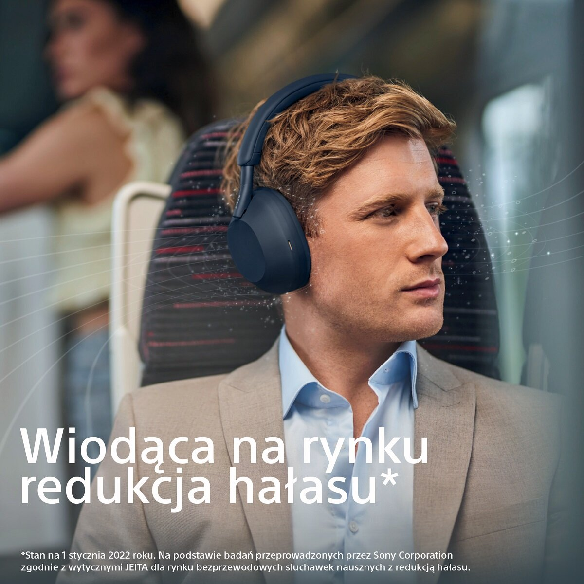 Mężczyzna w słuchawkach w pociągu, z tekstem o redukcji szumów.