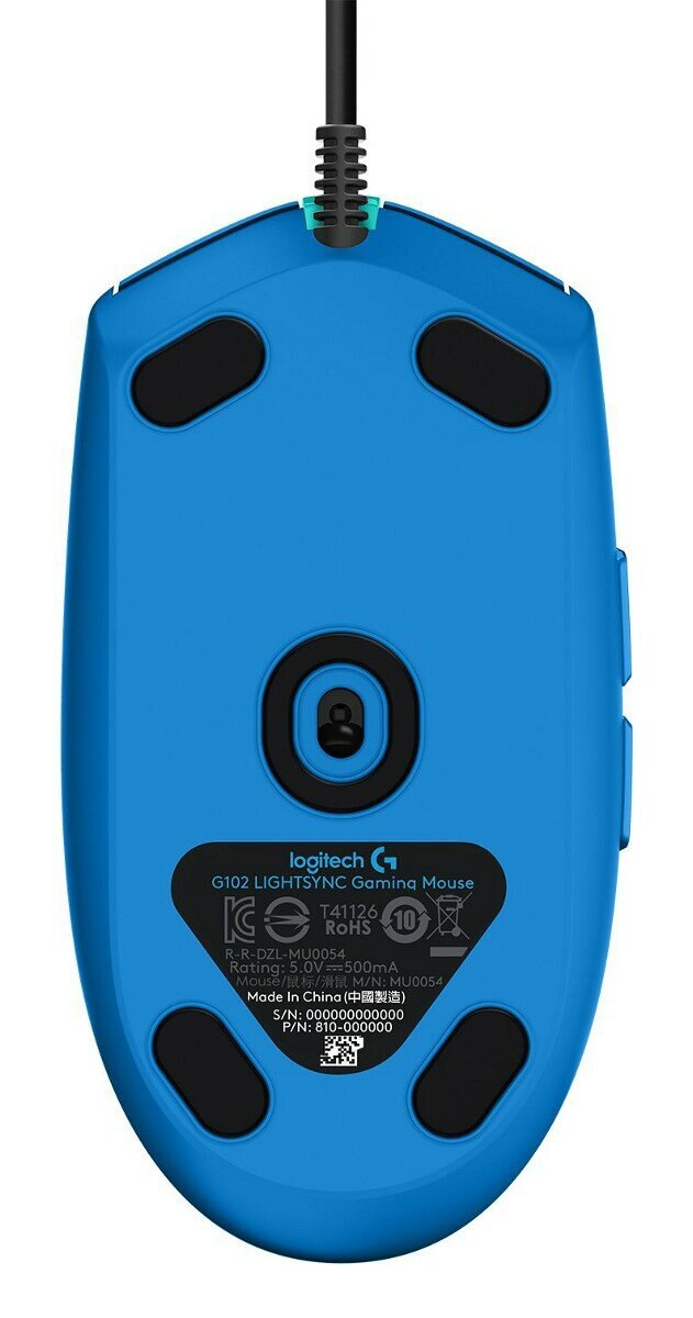 Widok od spodu niebieskiej myszy do gier Logitech z czarnymi podkładkami i podłączonym czarnym kablem.