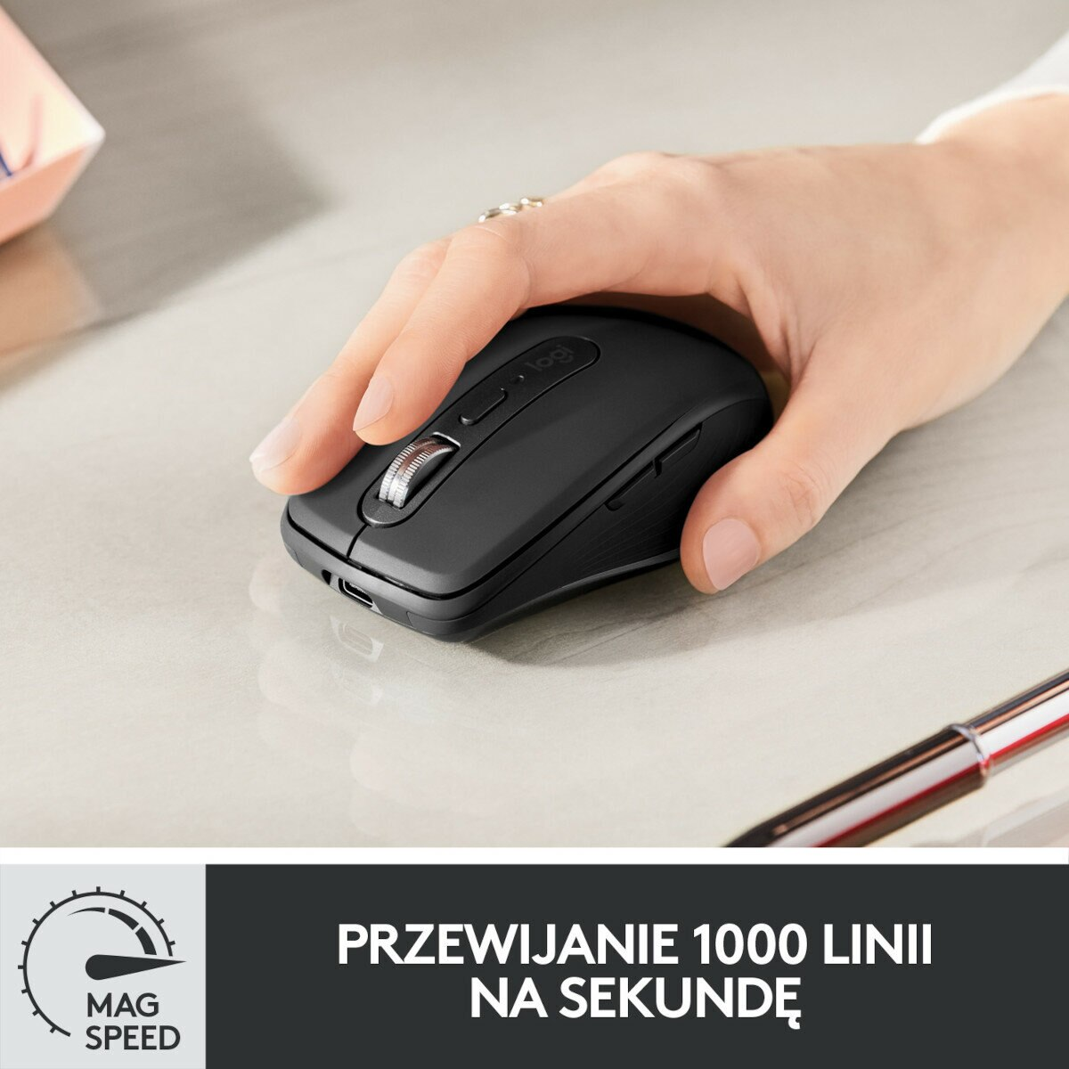 Dłoń używająca czarnej myszy komputerowej, z tekstem poniżej: '1000 linii na sekundę'.