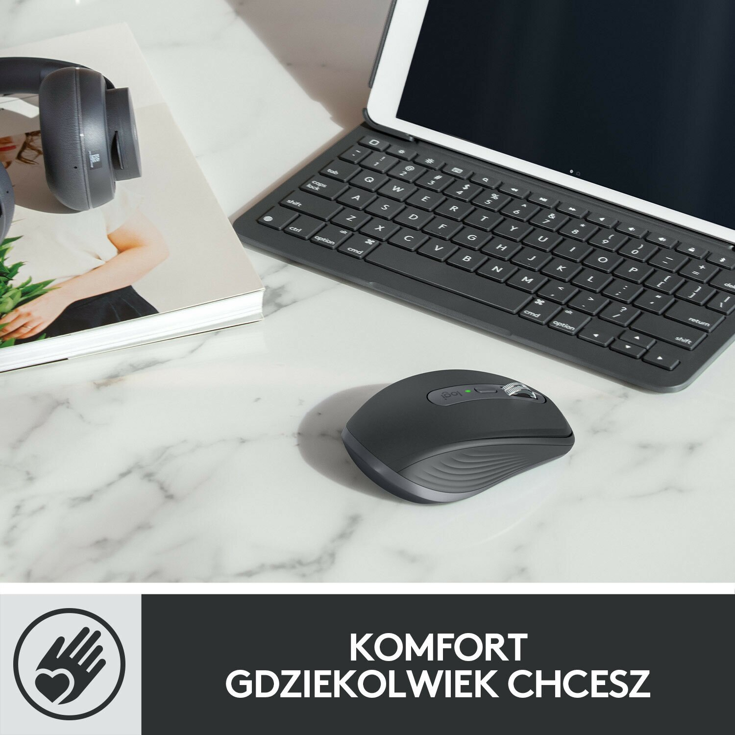 Czarna mysz Logitech na marmurowej powierzchni z laptopem i klawiaturą.