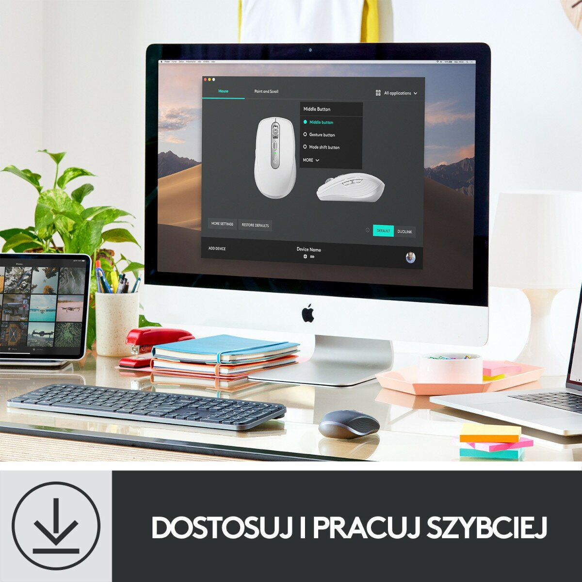 Monitor komputera z interfejsem ustawień myszy. Klawiatura, mysz i inne elementy znajdują się na biurku.