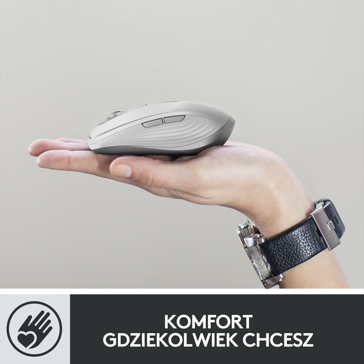 Dłoń osoby trzymającej białą mysz Logitech.