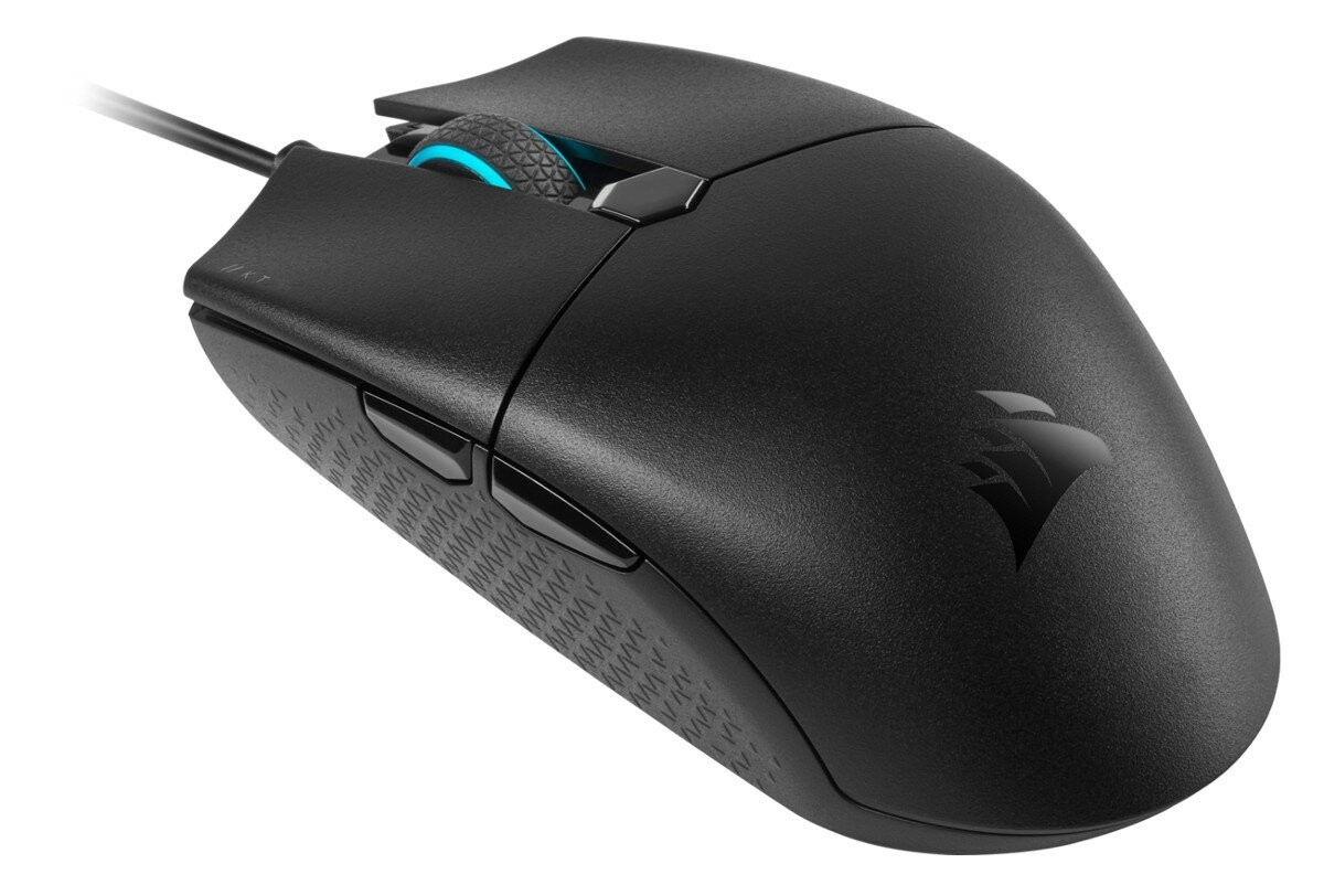 Czarna mysz komputerowa. Widoczne niebieskie kółko przewijania. Logo Corsair z boku.