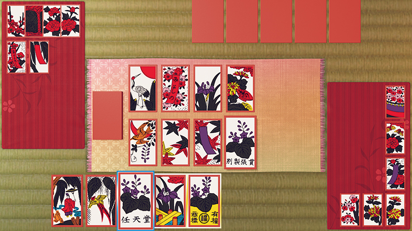 Japans Hanafuda kaartspel bezig. Kaarten met bloemmotieven zijn op een mat gerangschikt. Verschillende kaarten zijn zichtbaar, sommige omgedraaid.