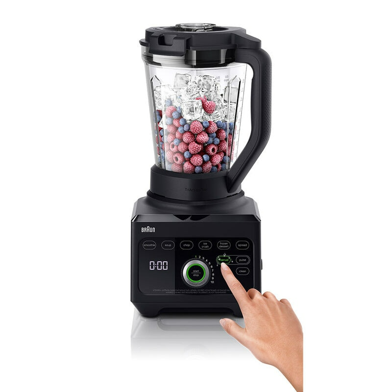 Fekete Braun turmixgép jéggel és bogyókkal, kéz gombot érint.
