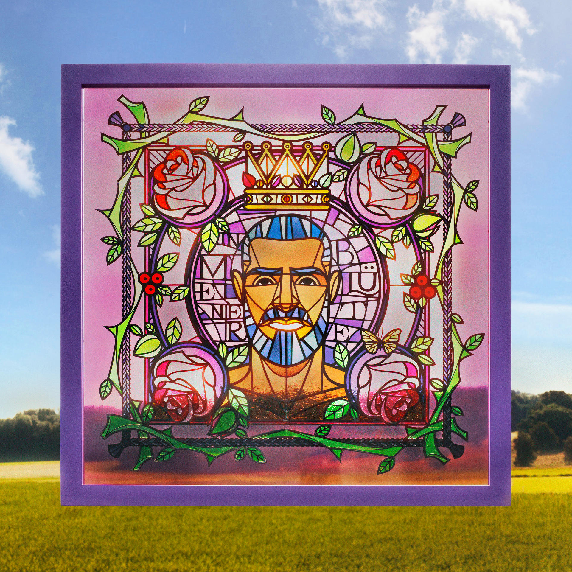 Buntglasporträt in lila Rahmen, Figur mit Krone, umgeben von Rosen und Ranken, blauer Himmel im Hintergrund.