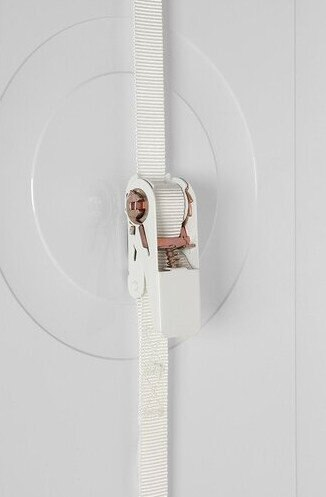 Zbliżenie białego paska z klamrą na białym tle.