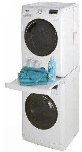 Biała, piętrowa pralka i suszarka z niebieskimi ręcznikami i detergentem.