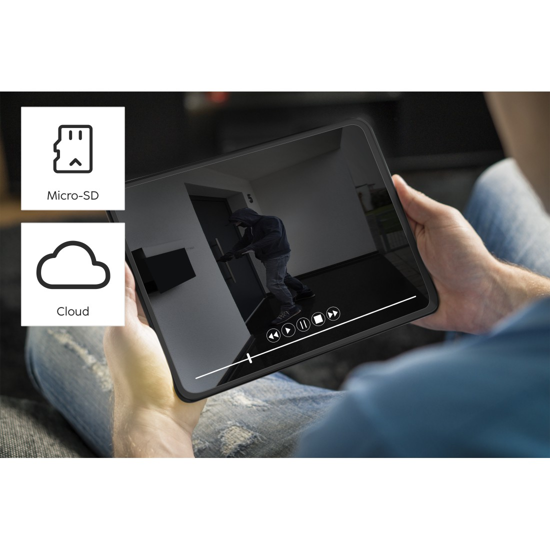 Person hält Tablet mit Live-Feed einer Überwachungskamera, Einbrecher zu sehen.