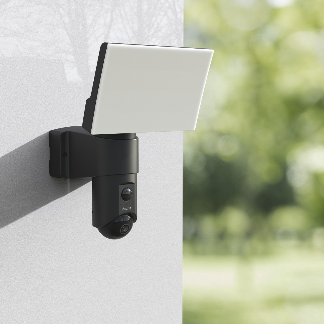 Sicherheitskamera an einer Wand montiert, mit hellem Licht.