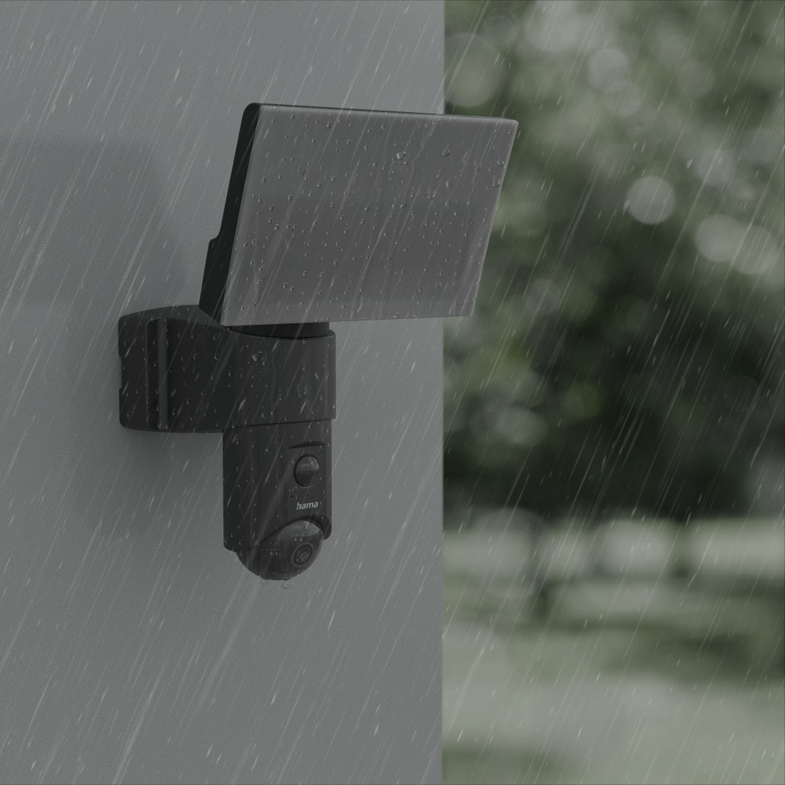 Eine Überwachungskamera, die im Regen an einer Wand montiert ist. Die Kamera ist schwarz.