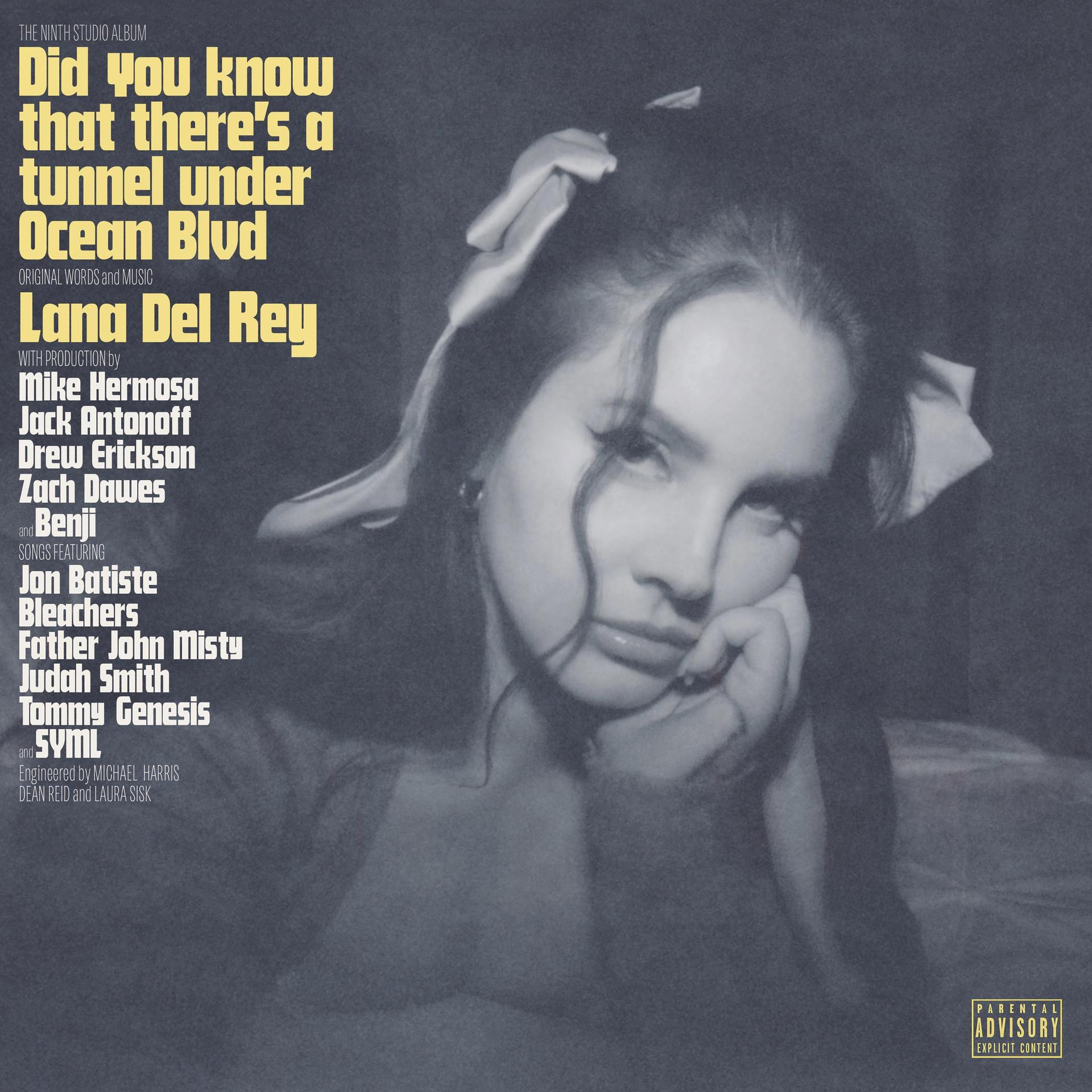 Albumcover mit Lana Del Rey. Text in Gelb. Der Hintergrund ist dunkel und gedämpft.