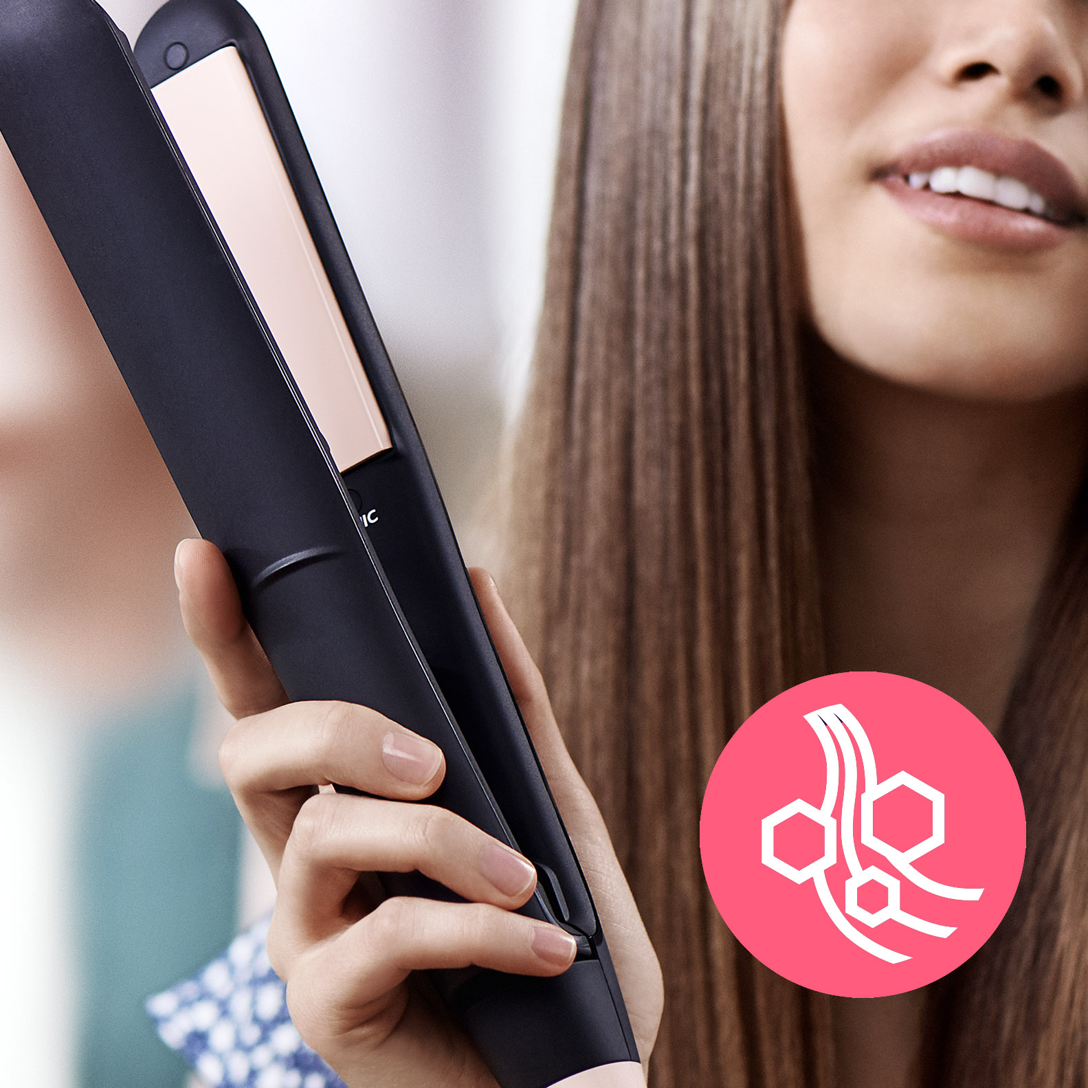 Mujer sosteniendo una plancha de pelo negra y rosa, con un icono rosa en el fondo.