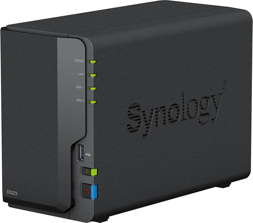 Un appareil NAS Synology DS223 noir. Il dispose de voyants d'état, d'un port USB et d'un bouton d'alimentation. Le logo Synology est en relief.