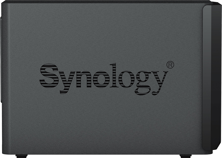 Un appareil NAS Synology gris foncé. Le logo Synology est bien en évidence. L'appareil est rectangulaire avec un design élégant.