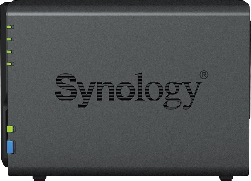Un appareil NAS Synology gris foncé. Le logo est visible. Plusieurs voyants verts et bleus sont allumés.