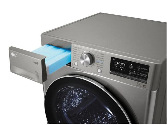 Srebrna pralka z otwartą szufladą na detergent, panelem sterowania i wyświetlaczem.