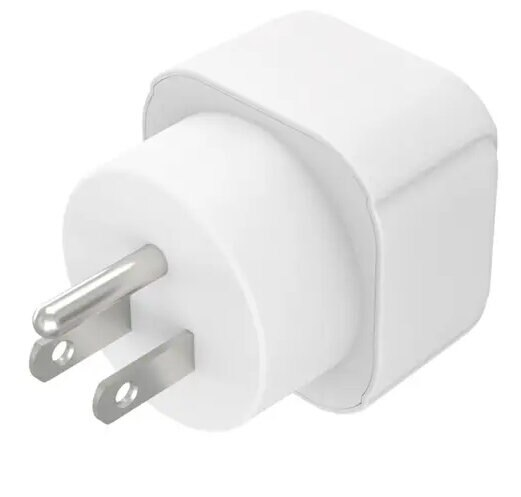 Biała przejściówka do wtyczki amerykańskiej.