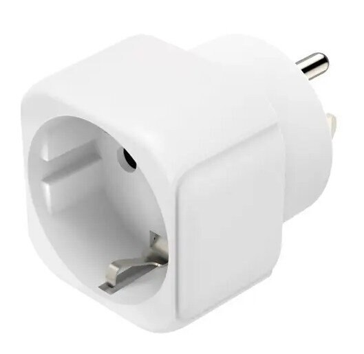 Biała przejściówka do gniazdka z wtyczką, zbliżenie na białym tle.