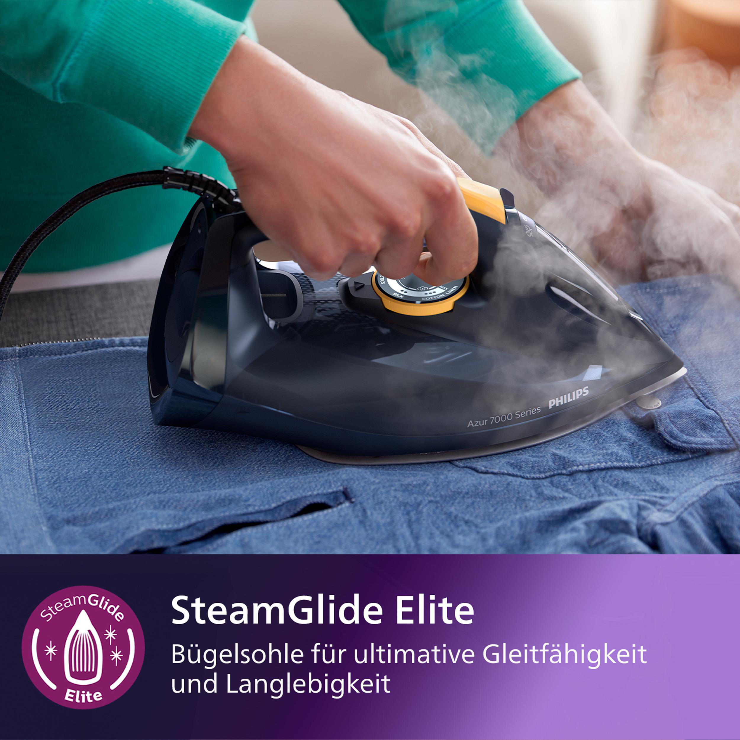 Eine Frau bügelt blaue Jeans mit einem Philips Dampfbügeleisen, Dampf steigt auf.