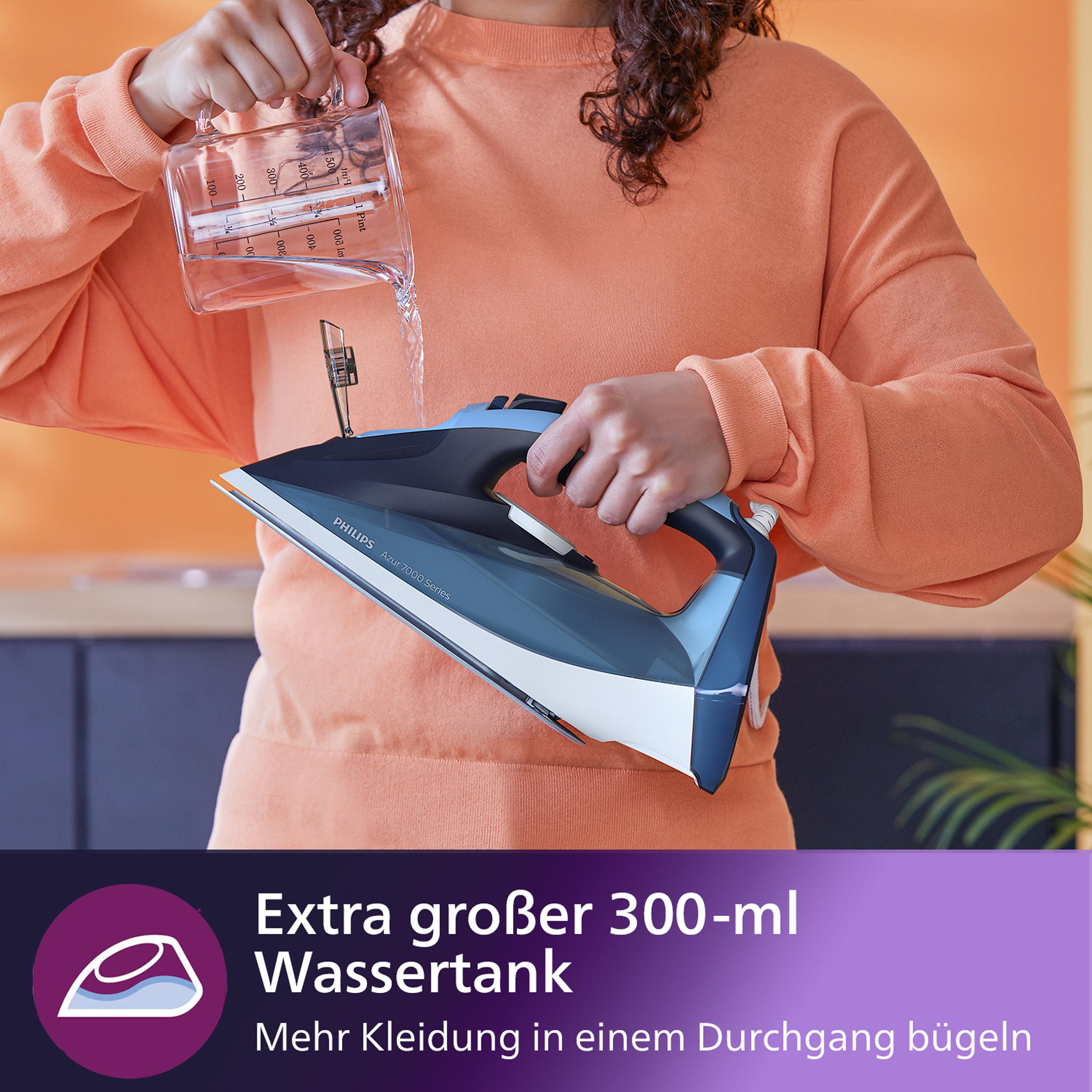 Eine Person gießt Wasser aus einem Messbecher in ein blau-weißes Bügeleisen.