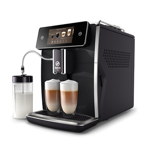 Czarny ekspres do kawy Saeco z dwoma szklankami latte i pojemnikiem na mleko.