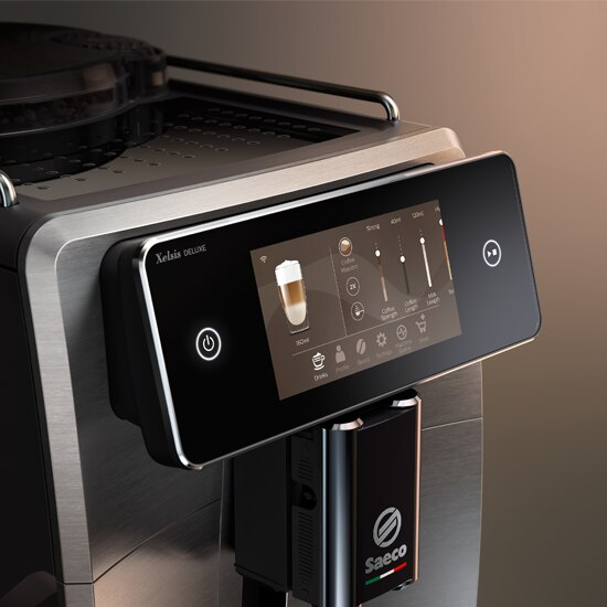 Ekran dotykowy ekspresu do kawy ze stali nierdzewnej pokazuje grafikę latte i opcje napojów.