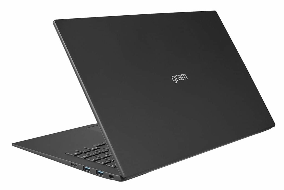 Czarny laptop z napisem 'gram' lekko otwarty, na białej powierzchni.