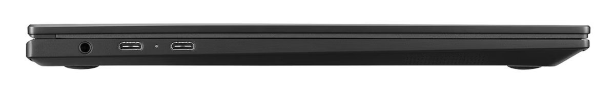 Widok z boku czarnego laptopa, zamkniętego. Ma porty z boku i znajduje się na białym tle.