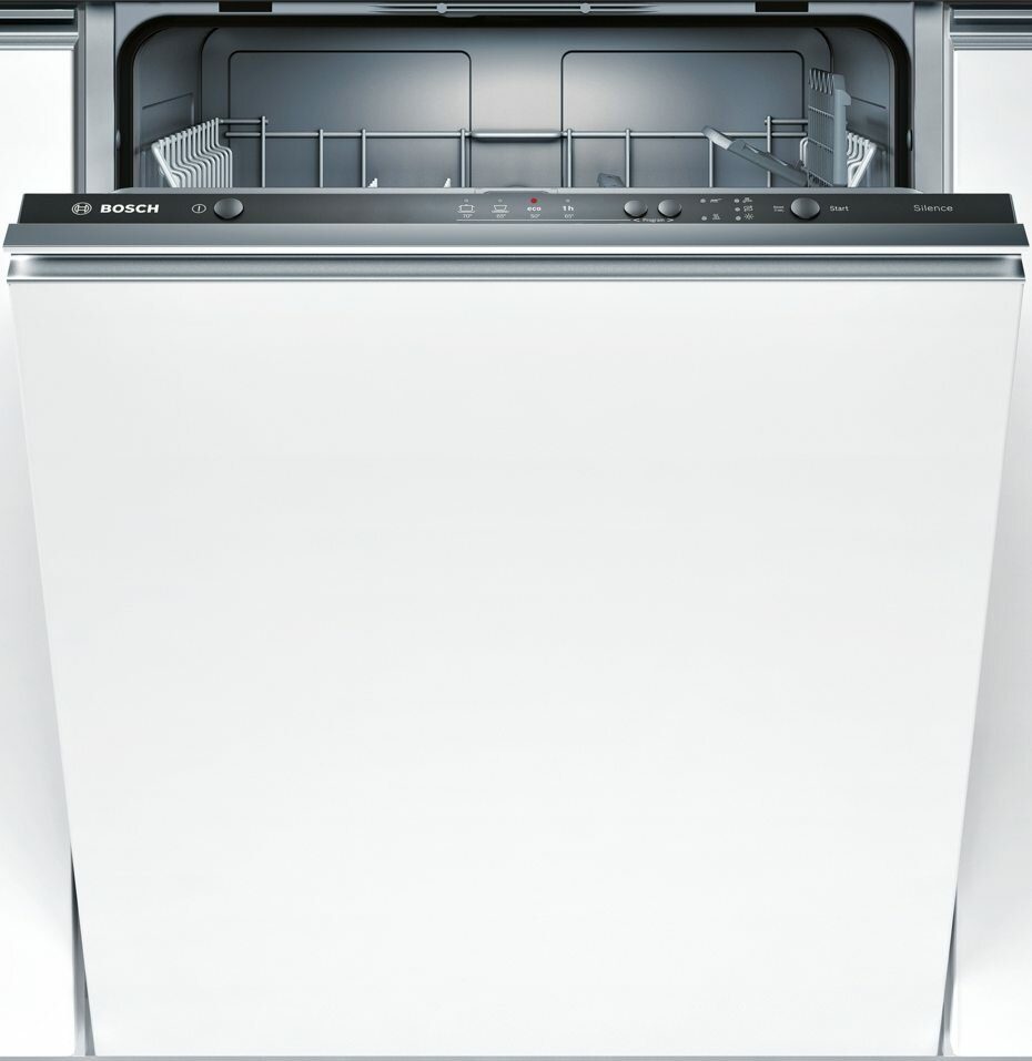 Stojak do zmywarki załadowany naczyniami, szklankami i sztućcami.