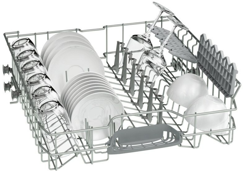 Zbliżenie na stojak do zmywarki wypełniony naczyniami, przyborami, szklankami i filiżankami.