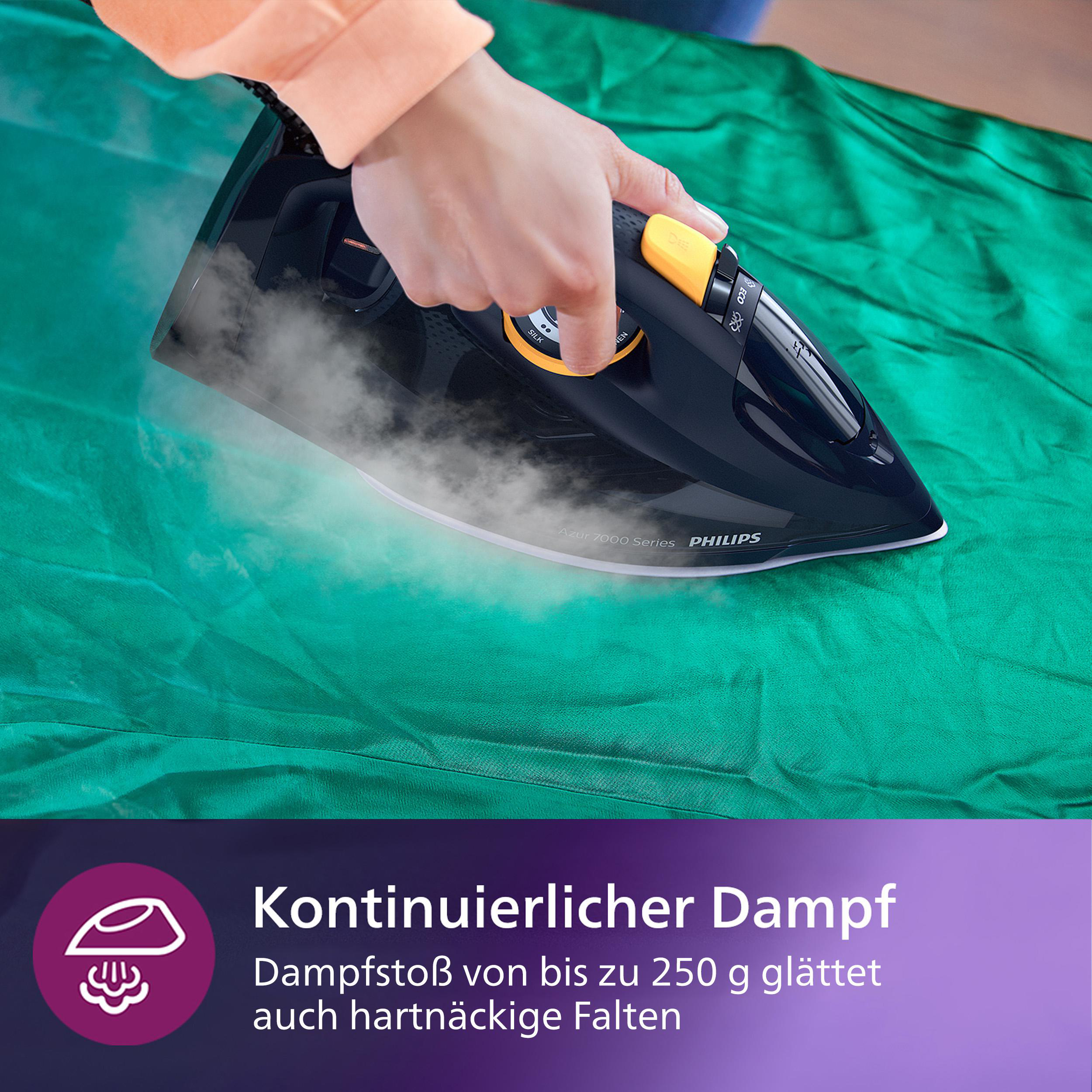 Bügeln von grünem Stoff. Hand hält das Bügeleisen. Dunkelblaues Eisen mit gelben Details. Dampf sichtbar.