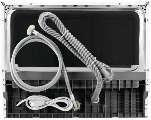 Tył pralki, z widocznymi wężami i przewodem zasilającym.