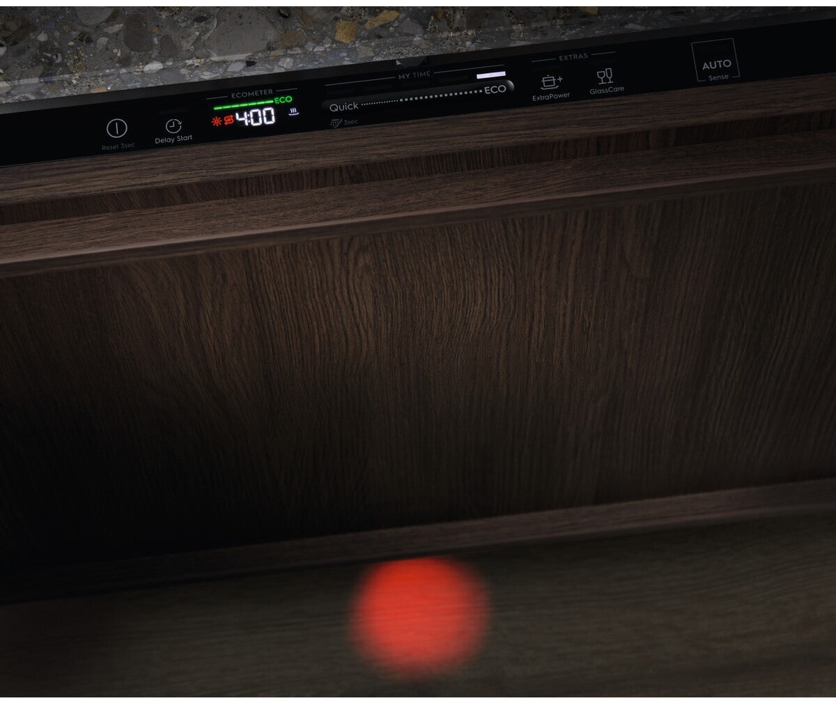 Zbliżenie panelu sterowania zmywarki z wyświetlaczem i drewnianymi panelami.