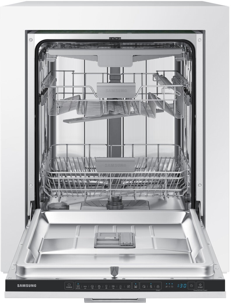 Otwarta biała zmywarka Samsung, pokazująca kosze i wnętrze.