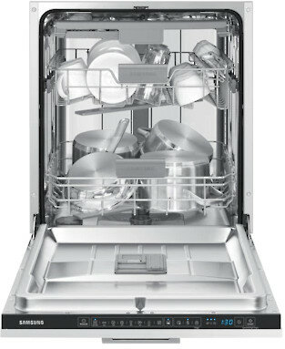 Wnętrze zmywarki wypełnione naczyniami, garnkami i szklankami. Widoczne dwa stojaki. Srebrne metalowe wnętrze.