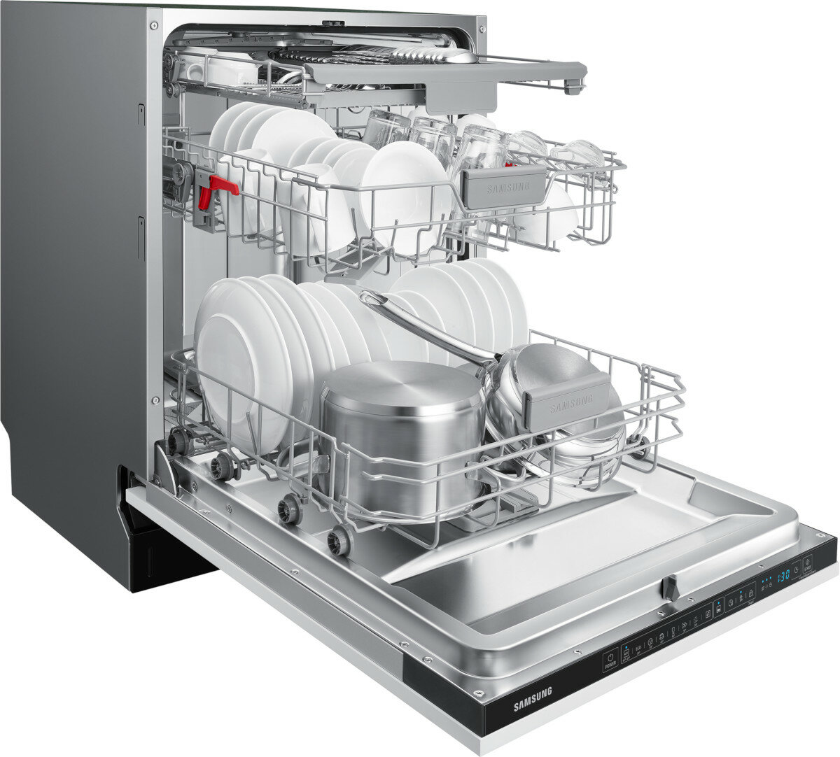 Zmywarka z otwartymi drzwiami, załadowana naczyniami i sztućcami.