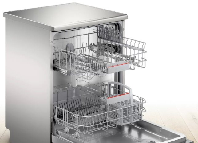 Wnętrze zmywarki z koszami, koszykiem i otwartymi drzwiami, wszystko ze stali nierdzewnej.