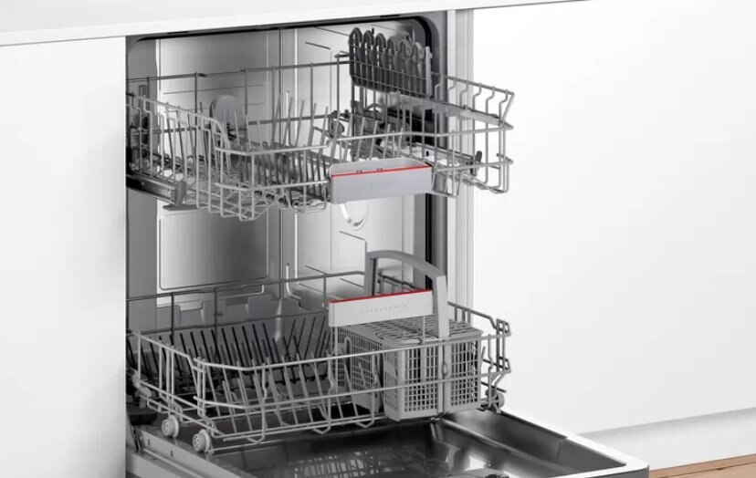 Otwarta zmywarka z dwoma widocznymi wewnątrz koszami. Kosze są puste.