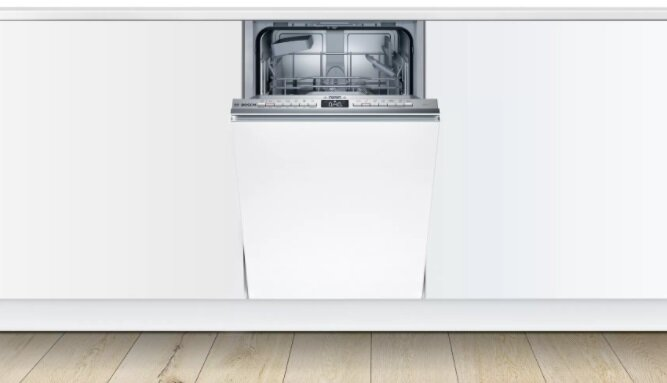 Zamknięta biała zmywarka zintegrowana w białej szafce. Srebrny panel.