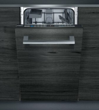 Otwarta zmywarka w szafce z ciemnego drewna. Srebrny uchwyt i otwarte drzwi ujawniające półki i wnętrze.