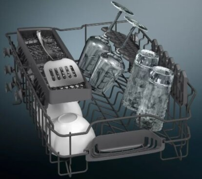 Kosz zmywarki ze szklankami, filiżankami i przyborami. Kosz jest ciemnoszary, ze szpatułką i szkłem. Tło jest gradientowe.