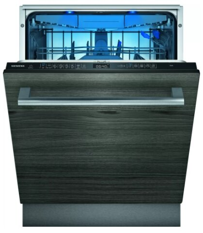 Zmywarka z frontem o wyglądzie drewna. Drzwi są otwarte, pokazując wnętrze z niebieskimi światłami.