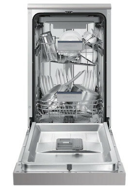 Otwarta zmywarka z naczyniami w środku. Szklanki, talerze i sztućce widoczne w koszach. Wnętrze ze stali nierdzewnej.