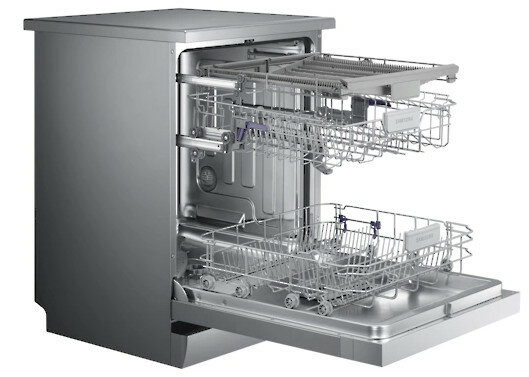 Srebrna zmywarka z otwartymi drzwiami, pokazująca dwa kosze. Widoczne wnętrze.
