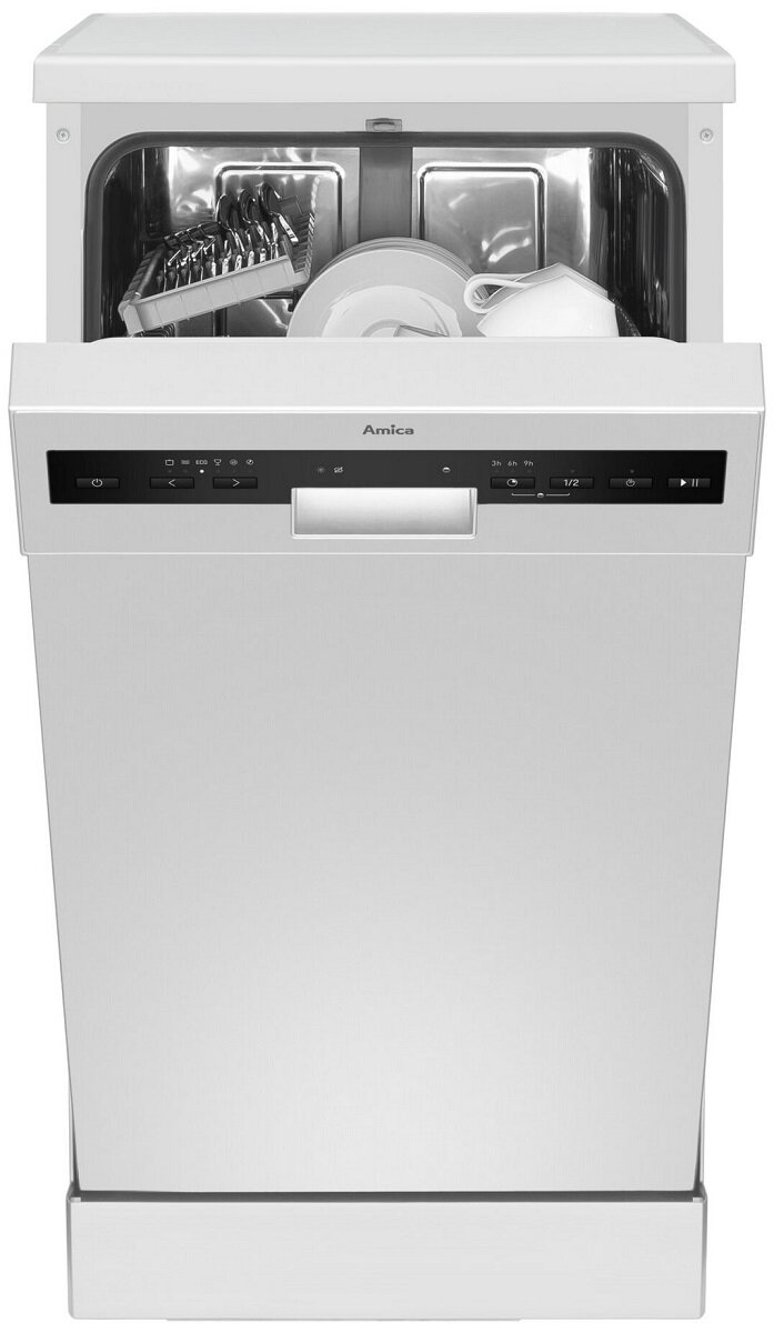 Biała zmywarka z otwartymi drzwiami. Wewnątrz naczynia i sztućce. Marka Amica.