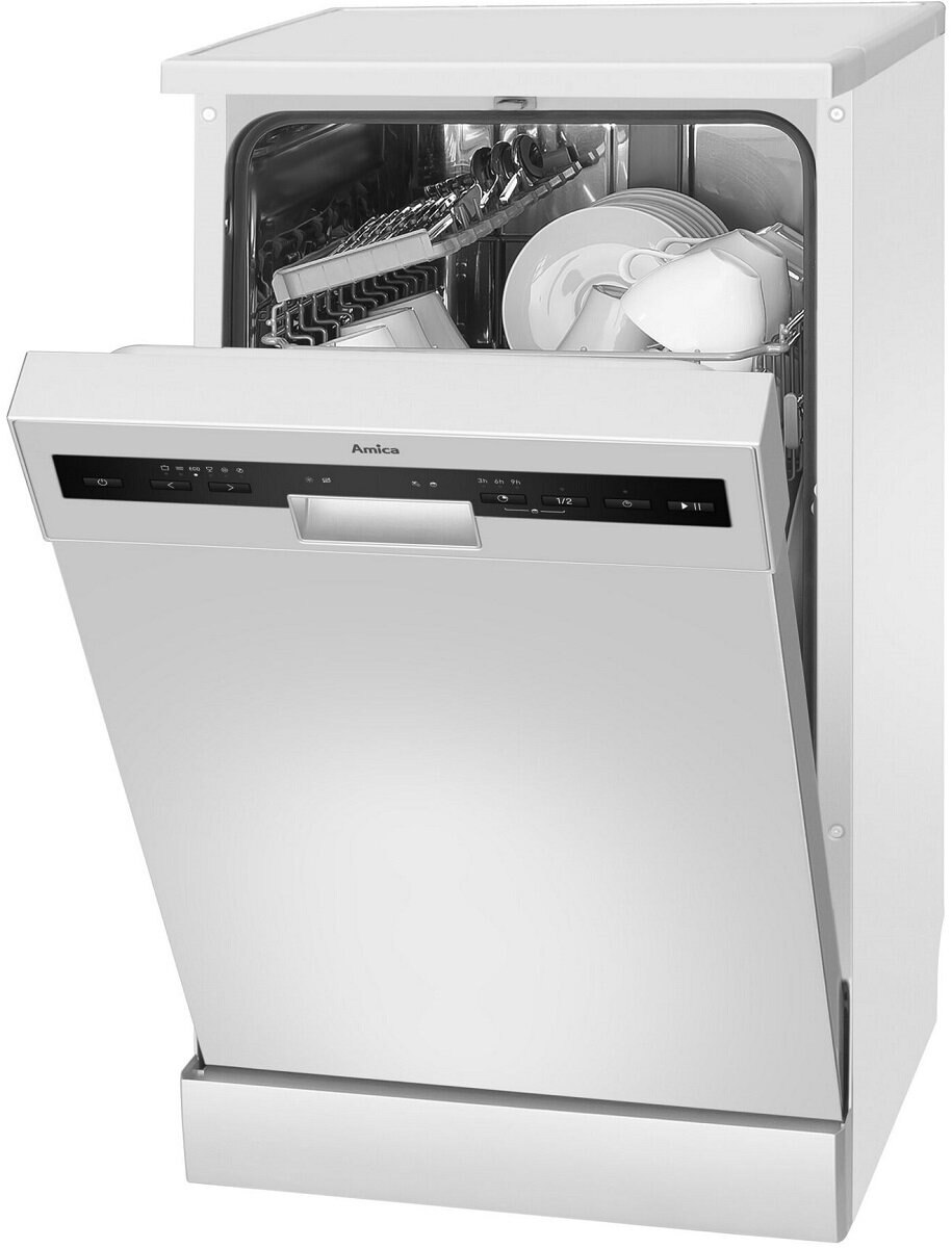 Biała zmywarka z otwartymi drzwiami, ukazująca wnętrze z naczyniami i sztućcami.